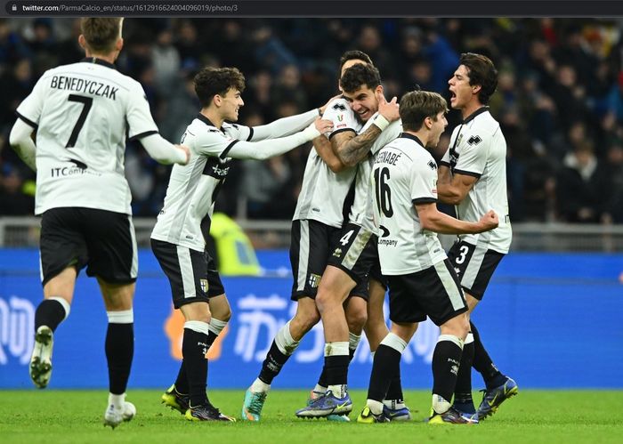 Para pemain Parma merayakan gol yang dicetak oleh Stanko Juric (24) ke gawang Inter Milan pada babak 16 besar Coppa Italia 2022-2023 di Stadion Giuseppe Meazza, Selasa (10/1/2023)
