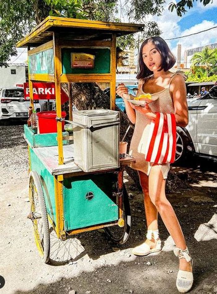 Jajan Gerobakan Pakai Baju Jaring-jaring Menerawang, Gaya Seksi Jessica