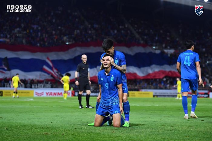 Pemain timnas Thailand, Adisak Kraisorn, melakukan selebrasi setelah mencetak gol ke gawang Malaysia, Selasa (10/1/2023).