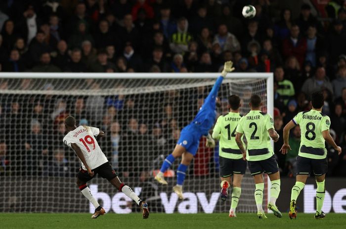 Gelandang Southampton, Moussa Djenepo (kiri), menyaksikan bola saat ia mencetak gol kedua timnya selama pertandingan perempat final Piala Liga Inggris antara Southampton dan Manchester City di Stadion St Mary, Kamis (12/1/2023) din hari WIB. 