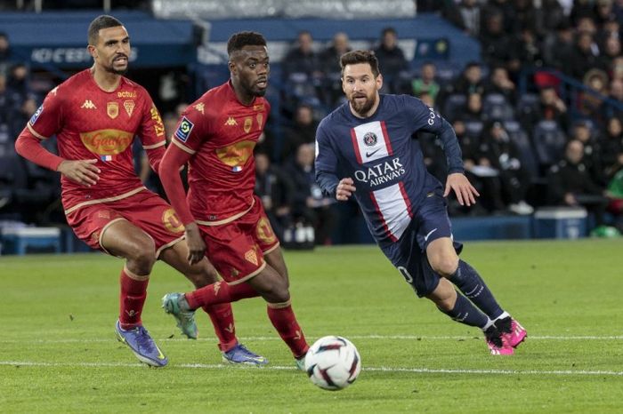 Aksi Lionel Messi dalam laga PSG versus Angers di partai Liga Prancis 2022-2023.