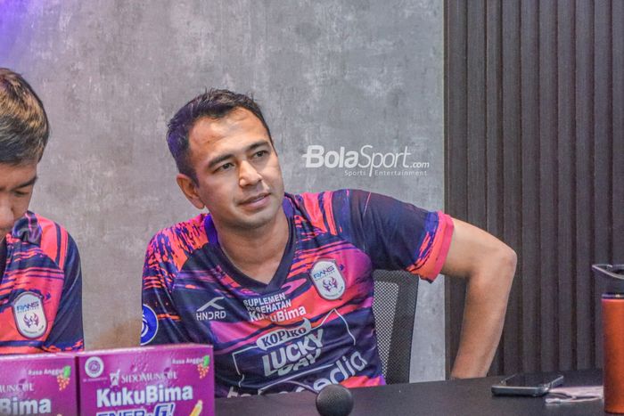Chairman RANS Nusantara FC, Raffi Ahmad, saat menghadiri sesi jumpa pers di kawasan Andara, Jakarta,  12 Januari 2023.