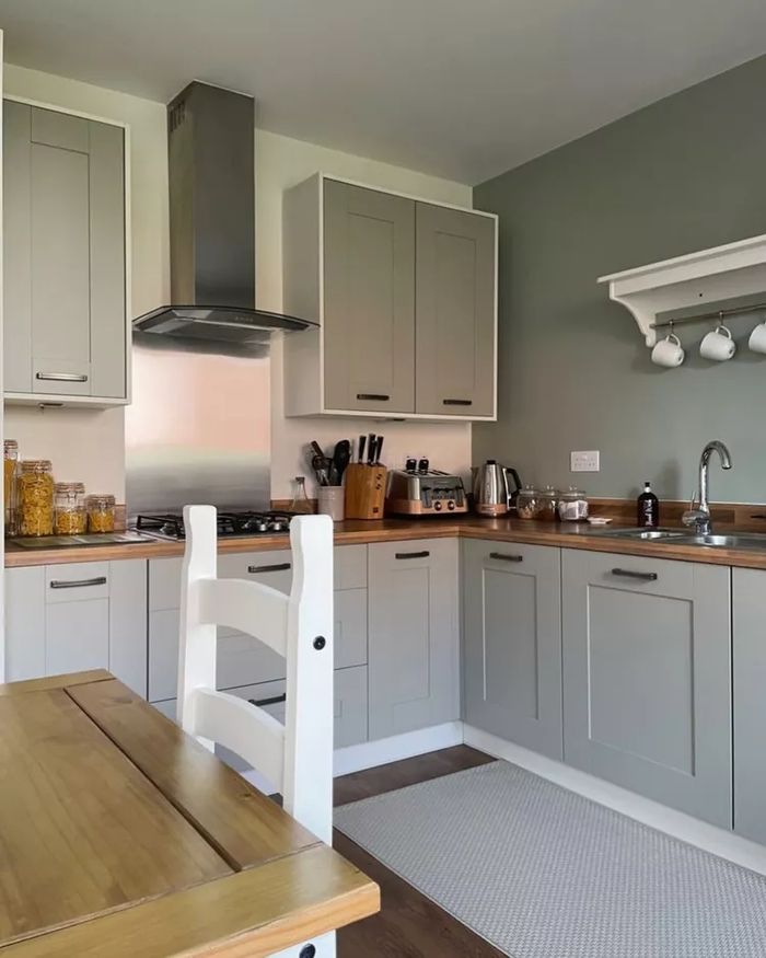 6 Potret Dapur Warna Hijau Sage yang Bisa Jadi Inspirasi Pemula