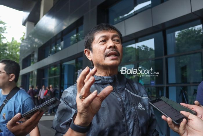 Direktur Teknik PSSI, Indra Sjafri, sedang memberikan keterangan kepada awak media di GBK Arena, Senayan, Jakarta, 13 Januari 2023.
