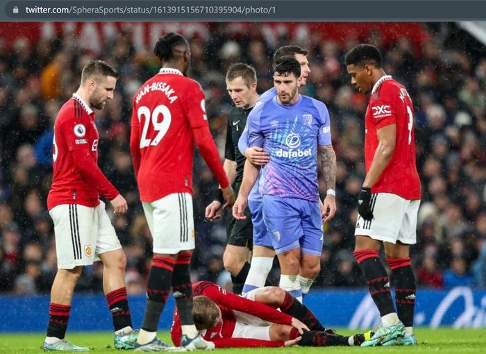 Donny van de Beek mengalami cedera lutut saat membela Manchester United melawan Bournemouth pada pekan ke-19 Liga Inggris 2022-2023.