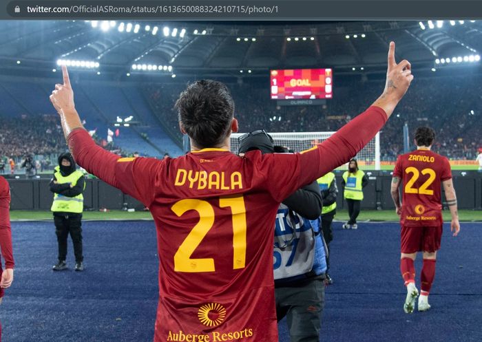 Paulo Dybala melakukan selebrasi usai mencetak gol ke gawang Genoa dalam kemenangan 1-0 AS Roma di babak 16 besar Coppa Italia 2022-2023.