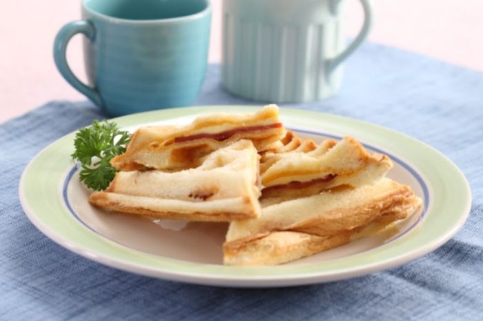 Hidangan roti panggang wafel untuk menu sahur Ramadhan