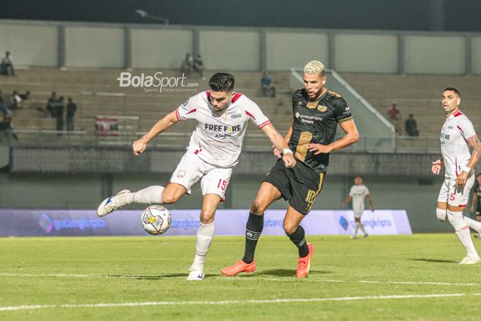 Bek Persis Solo, Fabiano Beltrame (kiri), tampak akan menyapu bola dari penguasaan striker Dewa United bernama Karim Rossi (kanan) dalam laga pekan ke-18 Liga 1 2022 di Stadion Indomilk Arena, Tangerang, Banten, 14 Januari 2023. 