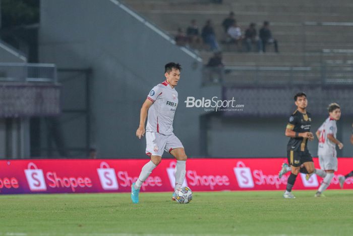 Gelandang Persis Solo, Sutanto Tan, sedang menguasai bola dalam laga pekan ke-18 Liga 1 2022 di Stadion Indomilk Arena, Tangerang, Banten, 14 Januari 2023. 