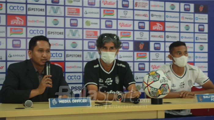 Pelatih Bali United, Stefano Cugurra, bersama Ricky Fajrin, dalam sesi jumpa pers menghadapi Persija Jakarta  