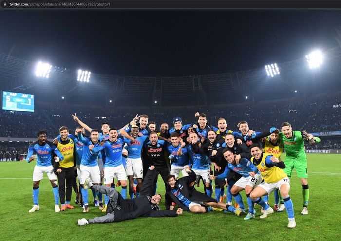 Para pemain Napoli merayakan kemenangan 5-1 atas Juventus dalam giornata 18 Liga Italia 2022-2023 di Stadion Diego Armando Maradona, Jumat (13/1/2023).