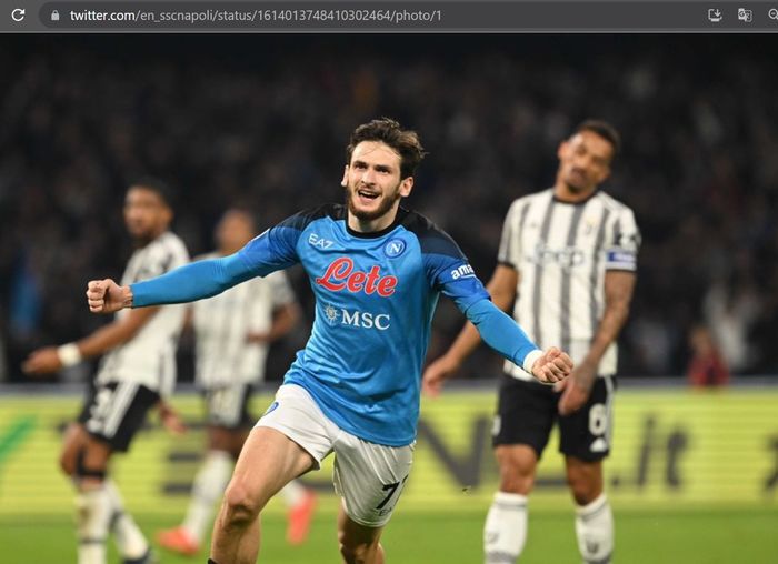 Winger Napoli, Khvicha Kvaratskhelia, merayakan gol ke gawang Juventus dalam giornata 18 Liga Italia 2022-2023 di Stadion Diego Armando Maradona, Jumat (13/1/2023).