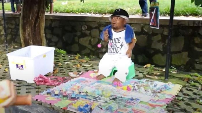 Ucok Baba saat jualan lato-lato di pinggir jalan (Instagram)