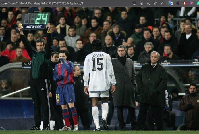 Didier Drogba saat masih mengenakan nomor punggung 15 di Chelsea dan bermain dalam sebuah laga Liga Champions melawan Barcelona.