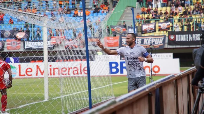Pemain Bali United, Ilija Spasojevic usai menjebol gawang Persija Jakarta pada laga pekan ke-18 Liga 1 2022/2023 di Stadion Candra Bhaga, Bekasi, Minggu (15/1/2023).