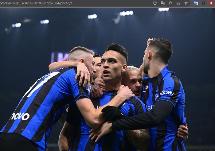 Para pemain Inter Milan merayakan gol Lautaro Martinez ke gawang Hellas Verona di Stadion Giuseppe Meazza dalam giornata 18 Liga Italia 2022-2023, Sabtu (14/1/2023).