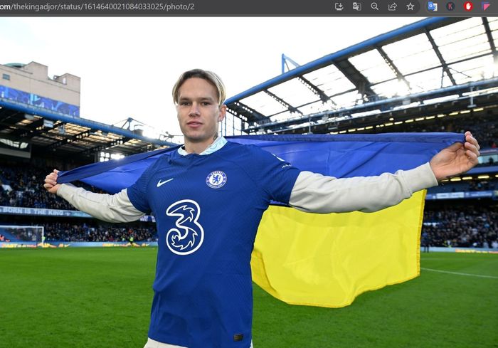 Mykhailo Mudryk saat diperkenalkan sebagai pemain anyar Chelsea di Stamford Bridge, Minggu (15/1/2023).