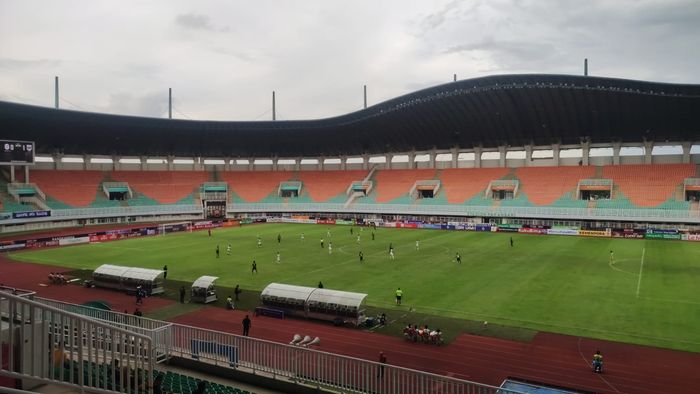 Suasana pertandingan RANS Nusantara FC vs PSIS Semarang di Stadion Pakansari, Bogor, Senin (16/1/2023)
