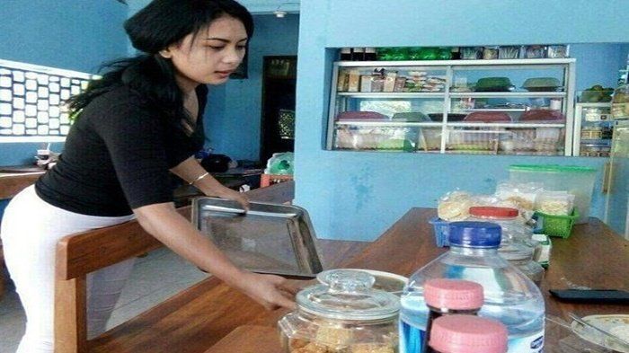 Keseharian Andita, mantan artis FTV saat menjaga warung kopi