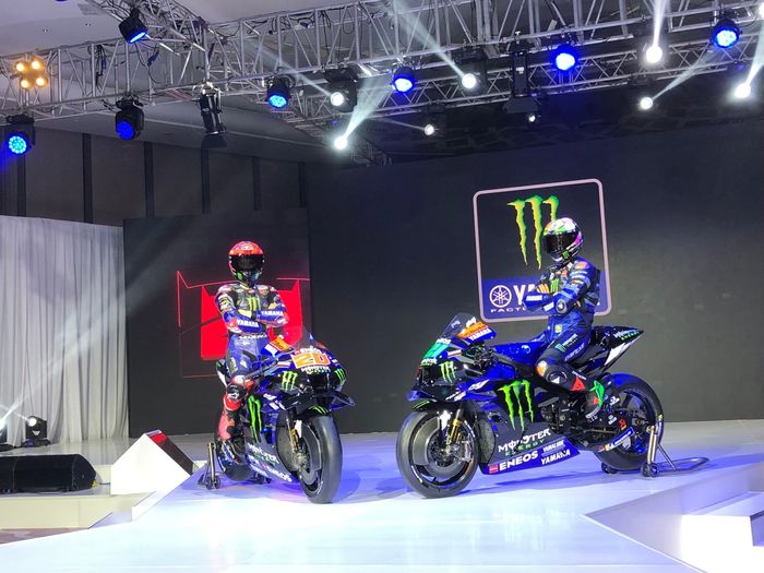 Fabio Quartararo (kiri) dan Franco Morbidelli (kanan) dalam balutan livery Monster Energy Yamaha untuk MotoGP 2023, Jakarta, Selasa (17/1/2023)