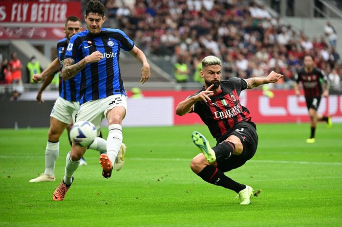 Olivier Giroud (kanan) menembak dihalangi Alessandro Bastoni dalam duel AC Milan vs Inter Milan di San Siro (3/9/2022). Kedua tim akan bertemu lagi pada ajang Piala Super Italia 2022 di Riyadh (18/1/2023).