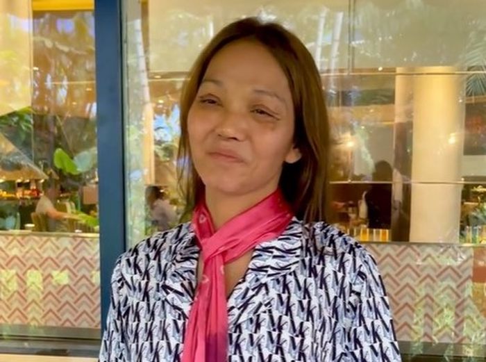 Bunda Corla yang berada di Indonesia tanpa kacamata