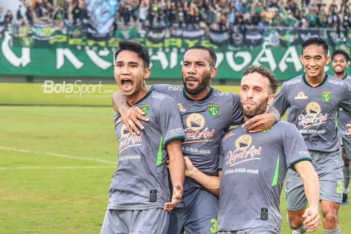 Gelandang Persebaya Surabaya, Marselino Ferdinan, sedang merayakan golnya bersama rekannya diantaranya Jose Pedro Magalhaes Valente (Ze Valente), Rizky Ridho, Michael Bonjozi Rumere saat pekan ke-18 Liga 1 2022 di Stadion Indomilk Arena, Tangerang, Banteng, Rabu (18/1/2023).