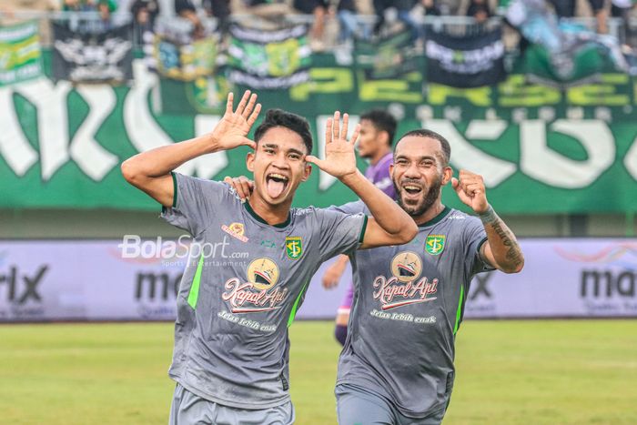 Gelandang Persebaya Surabaya, Marselino Ferdinan (kiri), sedang merayakan golnya bersama rekannya bernama Michael Bonjozi Rumere (kanan) saat pekan ke-18 Liga 1 2022 di Stadion Indomilk Arena, Tangerang, Banteng, Rabu (18/1/2023).