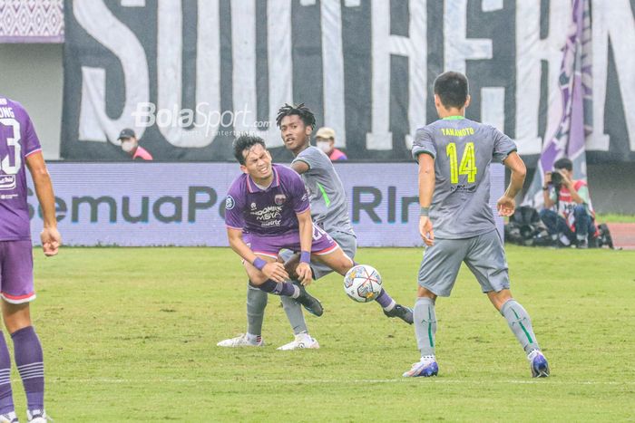 Striker Persita Tangerang, Muchamad Wildan Ramdhani Nugraha (kiri), sedang menguasai bola dan diterjang pemain Persebaya Surabaya bernama Altalariq Efra Aqsal Ballah alias Alta Ballah (kanan) dalam laga pekan ke-18 Liga 1 2022 di Stadion Indomilk Arena, Tangerang, Banteng, Rabu (18/1/2023).