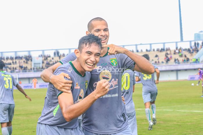 Bek Persebaya Surabaya, Leonardo Silva Lelis (kanan), sedang merayakan gol yang dicetak rekannya bernama Rizky Ridho (kiri) dalam laga pekan ke-18 Liga 1 2022 di Stadion Indomilk Arena, Tangerang, Banteng, Rabu (18/1/2023).