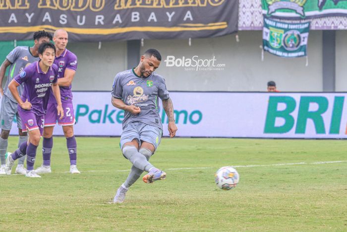 Penyerang Persebaya Surabaya, Paulo Victor Costa Soares, sedang menendang penalti dalam laga pekan ke-18 Liga 1 2022 di Stadion Indomilk Arena, Tangerang, Banteng, Rabu (18/1/2023).