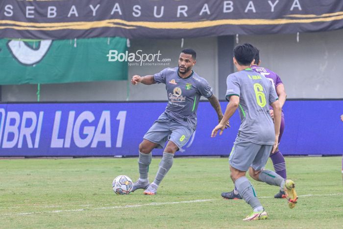 Penyerang Persebaya Surabaya, Paul Victor Costa Soares (kiri), sedang menguasai bola dalam laga pekan ke-18 Liga 1 2022 di Stadion Indomilk Arena, Tangerang, Banteng, Rabu (18/1/2023).