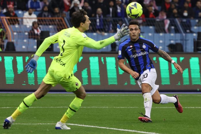 Lautaro Martinez mencetak gol indah ke gawang AC Milan yang memastikan kemenangan 3-0 Inter Milan di Piala Super Italia 2022.