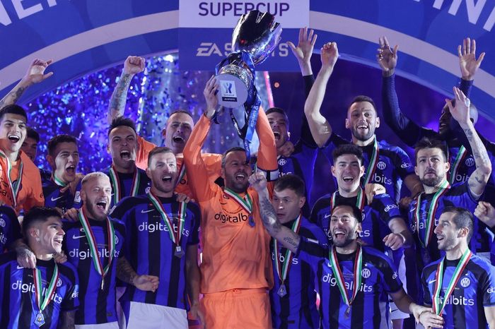 Samir Handanovic angkta trofi saat Inter Milan juara Piala Super Italia 2022 dengan menekuk AC Milan 3-0 di Stadion Internasional King Fahd, Riyadh (18/1/2023).