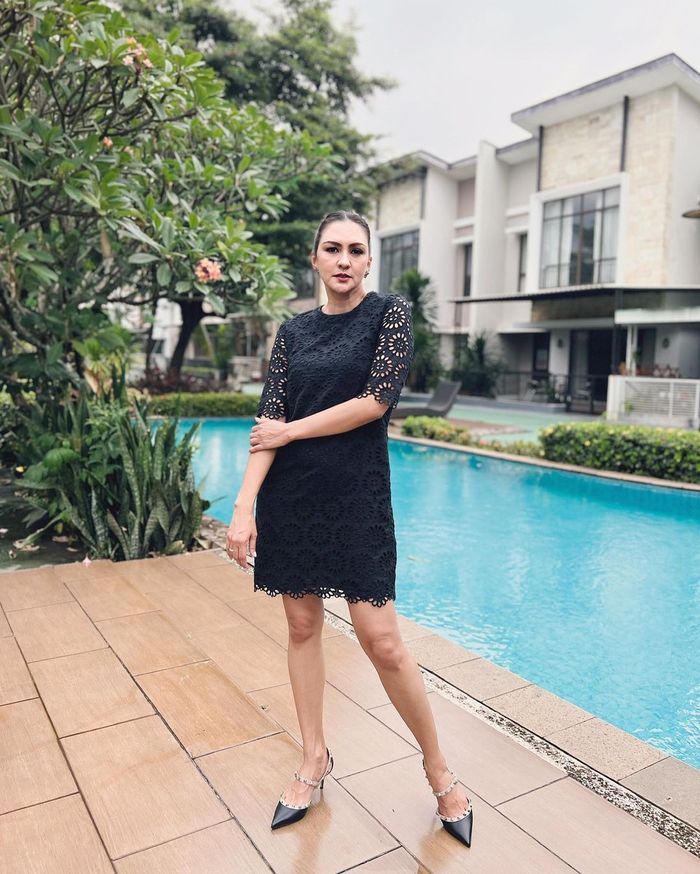 Penampilan menawan Donna Agnesia dengan dress hitam.