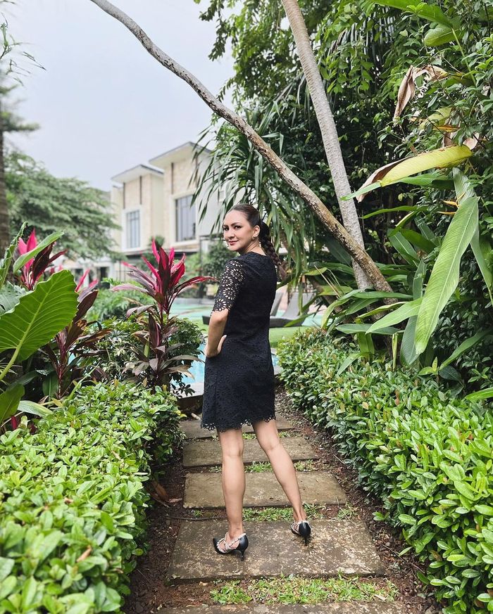 Penampilan menawan Donna Agnesia dengan dress hitam.