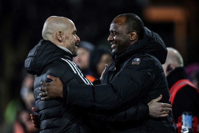 Pelatih Manchester United, Erik ten Hag, menyapa pelatih Crystal Palace, Patrick Vieira, sebelum laga Liga Inggris di Stadion Selhurst Park, Rabu (18/1/2023).