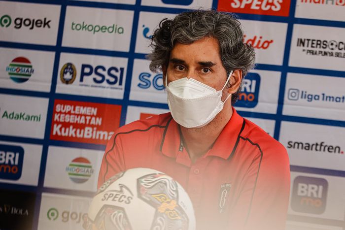 Pelatih Bali United, Stefano Teco Cugurra saat konferensi pers jelang menghadapi PSM Makassar pada Kamis (19/1/2023)