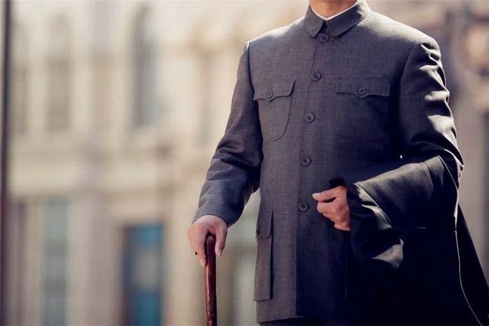 Jenis baju tradisional Tionghoa: Mao Suit atau Zhongshan Suit.