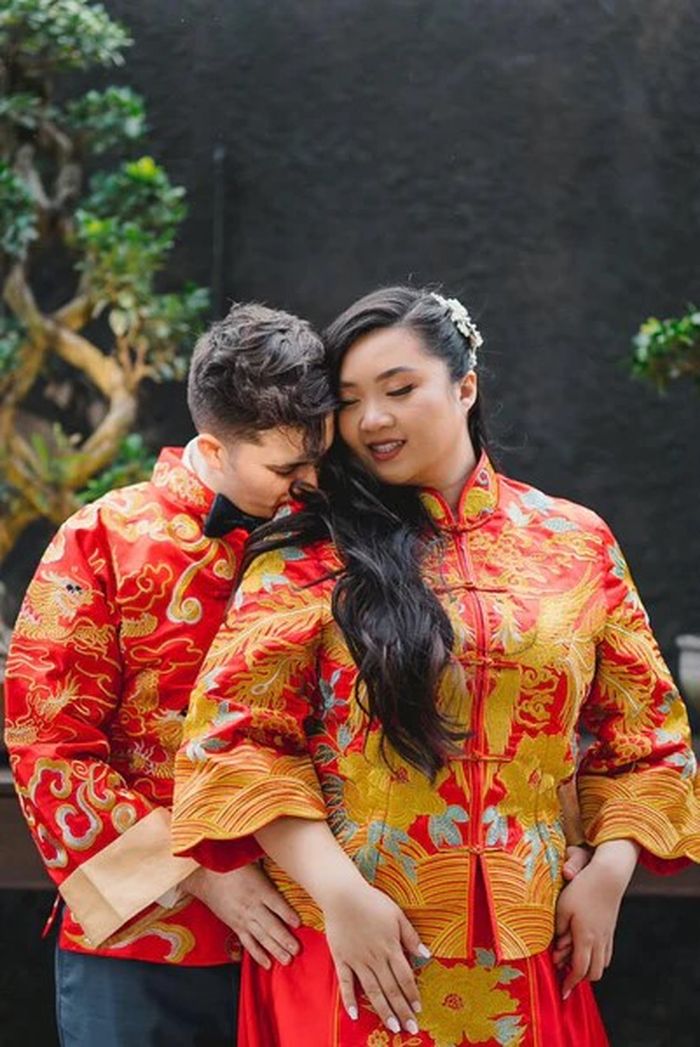 Jenis baju tradisional Tionghoa: Tangzhuang atau Tang Suit. 