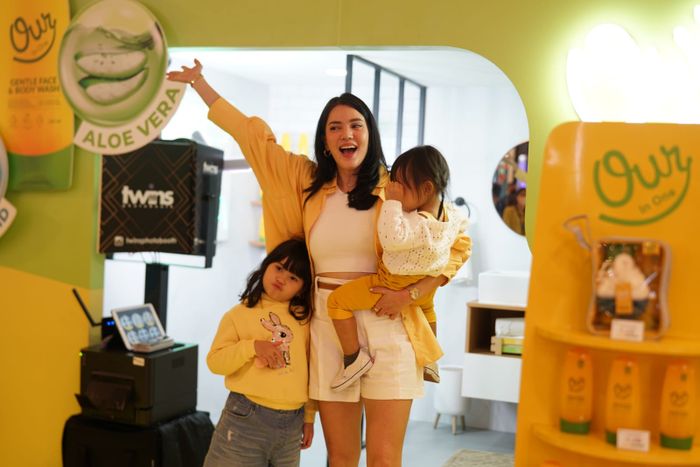 Alice Norin dan anak-anaknya di acara Our in One Gentle Face &amp; Body Wash