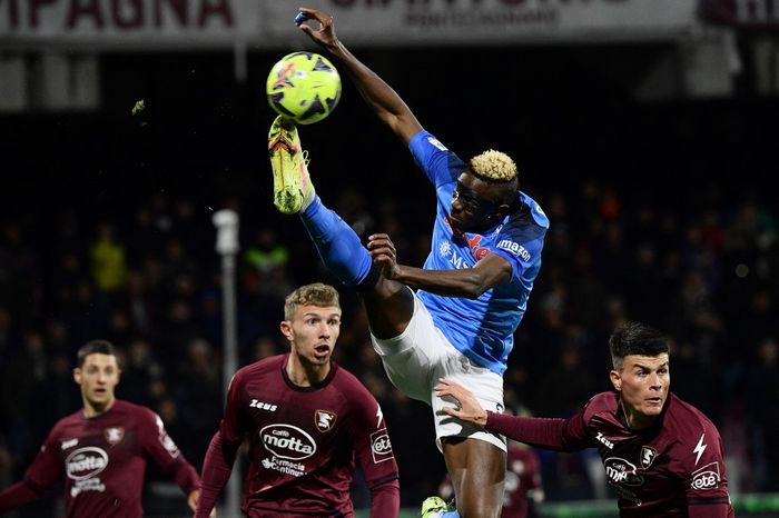 Momen striker Napoli, Victor Osimhen, mencetak gol ke gawang Salernitana pada pekan ke-19 Liga Italia 2022-2023 di Stadion Arechi, Sabtu (22/1/2023).