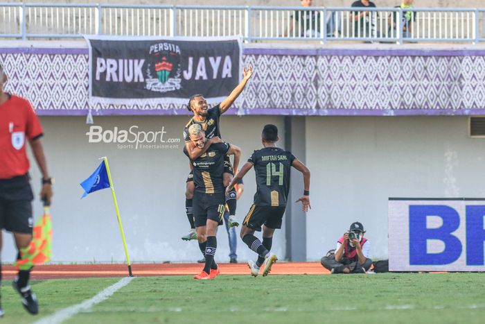 Pemain Dewa United, Ichsan Kurniawan (belakang), sedang merayakan gol yang dicetak rekannya bernama Karim Rossi (depan) dalam laga pekan ke-20 Liga 1 2022 di Stadion Indomilk, Tangerang, Banten, 22 Januari 2023.