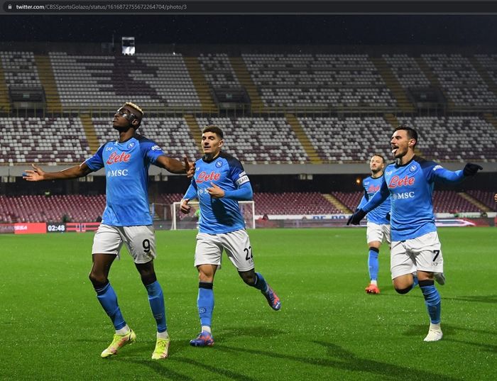 Striker Napoli, Victor Osimhen (9), merayakan gol yang dicetaknya ke gawang Salernitana pada pekan ke-19 Liga Italia 2022-2023 di Stadion Arechi, Sabtu (21/1/2023).