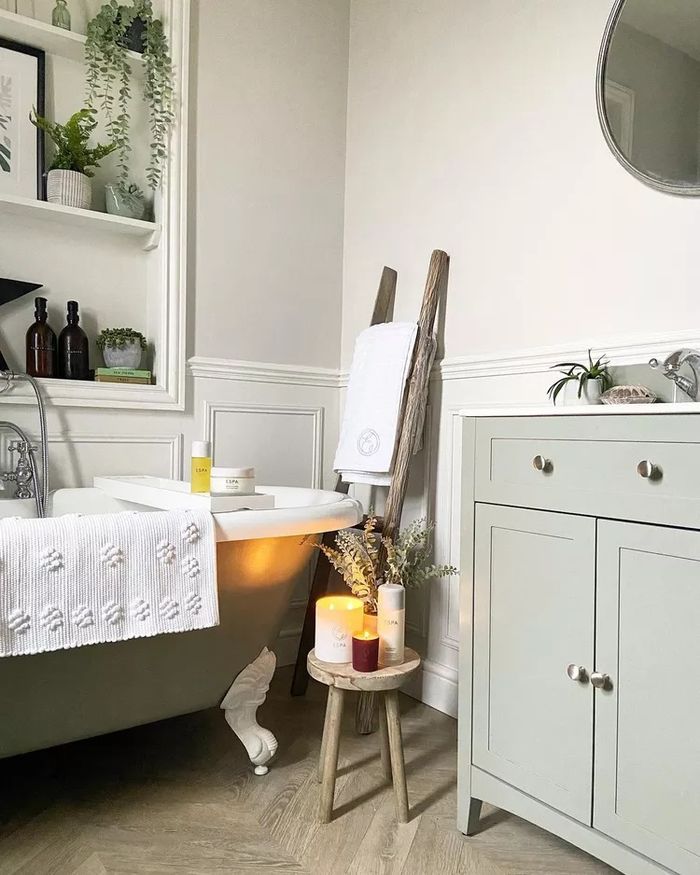 4 Cara Menghadirkan Warna Hijau Sage Green di Kamar Mandi - Semua