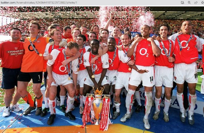 Selebrasi para pemain Arsenal usai menjuarai Premier League musim 2003-2004 dengan status Invincibles atau tak terkalahkan selama semusim.