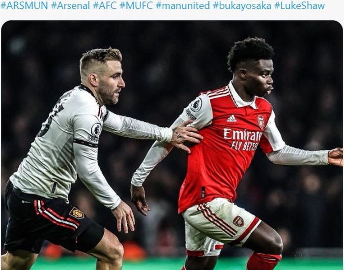 Bek Man United, Luke Shaw, berduel dengan winger Arsenal, Bukayo Saka, dalam laga pekan ke-21 Liga Inggris 2022-2023.