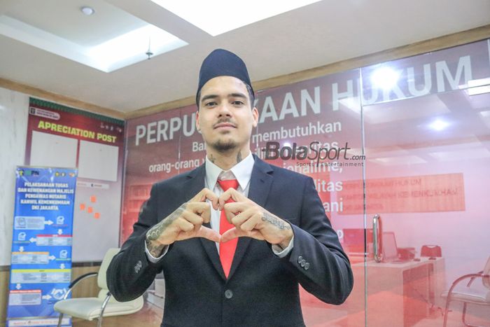 The naturalized player for the Indonesian national team, Shayne Pattynama, is greeting warmly when met at the DKI Jakarta Regional Kemenkumham Office, Cawang, South Jakarta, January 24 2023.