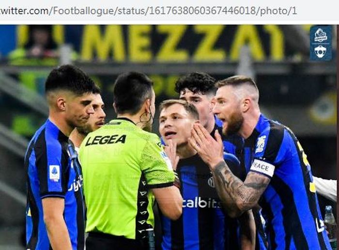 Para pemain Inter Milan melakukan protes saat Milan Skriniar mendapat kartu kuning kedua saat menghadapi Empoli di Liga Italia 2022-2023.