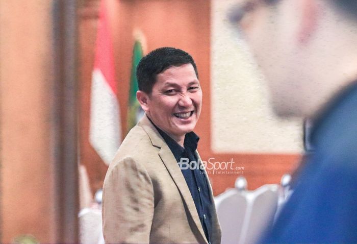 Direktur PT LIB (Liga Indonesi Baru), Ferry Paulus, memberikan senyuman saat ditemui di Hotel Sultan, Senayan, Jakarta, 24 Januari 2023.